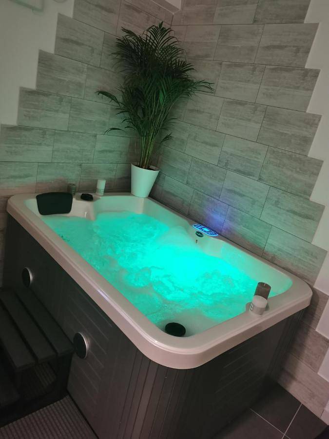 Chambre d’hôte pour 2 personnes, avec Jacuzzi et Terrasse ainsi que Jardin et Piscine à Vitrolles