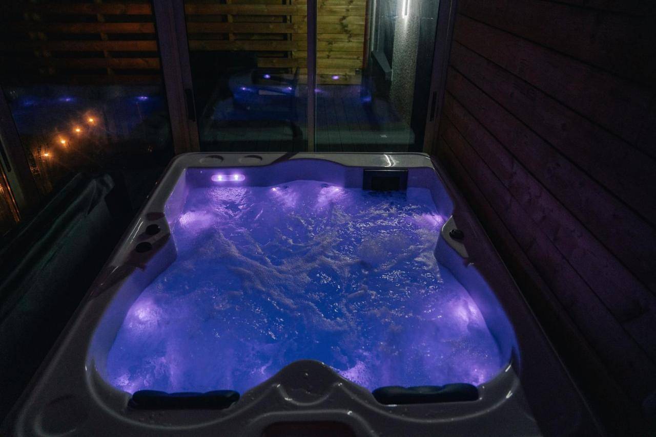 Proche de Rennes, La luxueuse Suite Joséphine, jacuzzi privatif et bien être in Guipry, Région de Redon