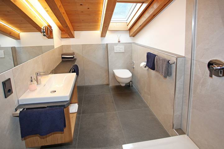 Ganze Wohnung, Gästehaus Christophorus - Ferienwohnung "Adlerhorst" mit Bergblick, Gemeinschaftsgarten und Wlan in Krün, Bayerische Alpen