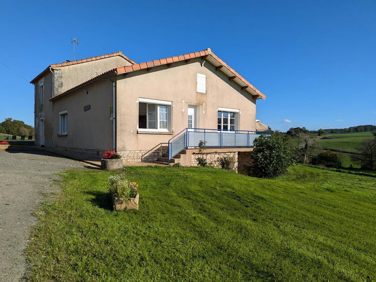 Spacious house with private pool, air conditioning, Wi-Fi, pets allowed and parking in Montbron, Charente