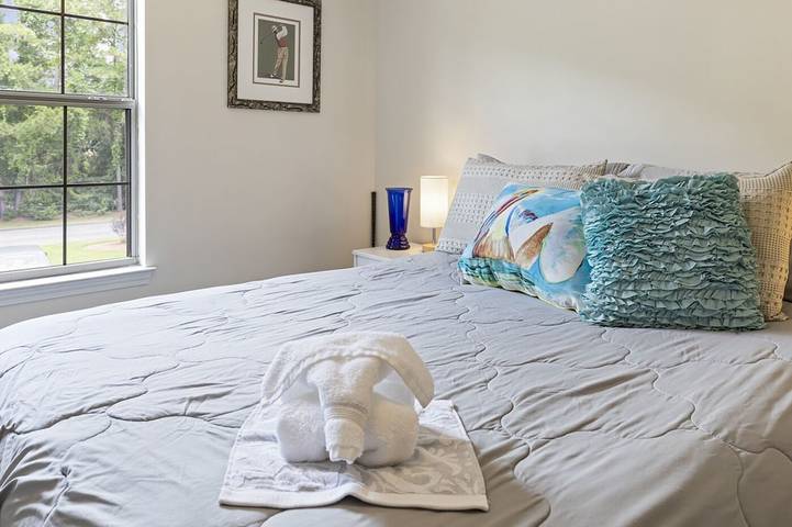 Vacation rental for 6 people, with hot tub and balcony as well as pool and yard, with pets in Pawleys Island