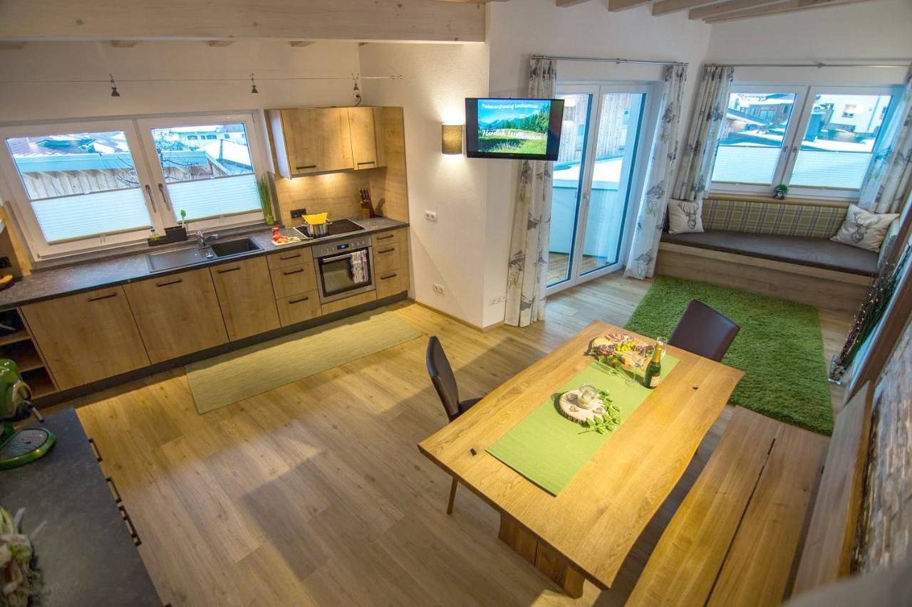 Ganze Wohnung, Apartment with Mountain View in Wängle, Außerfern