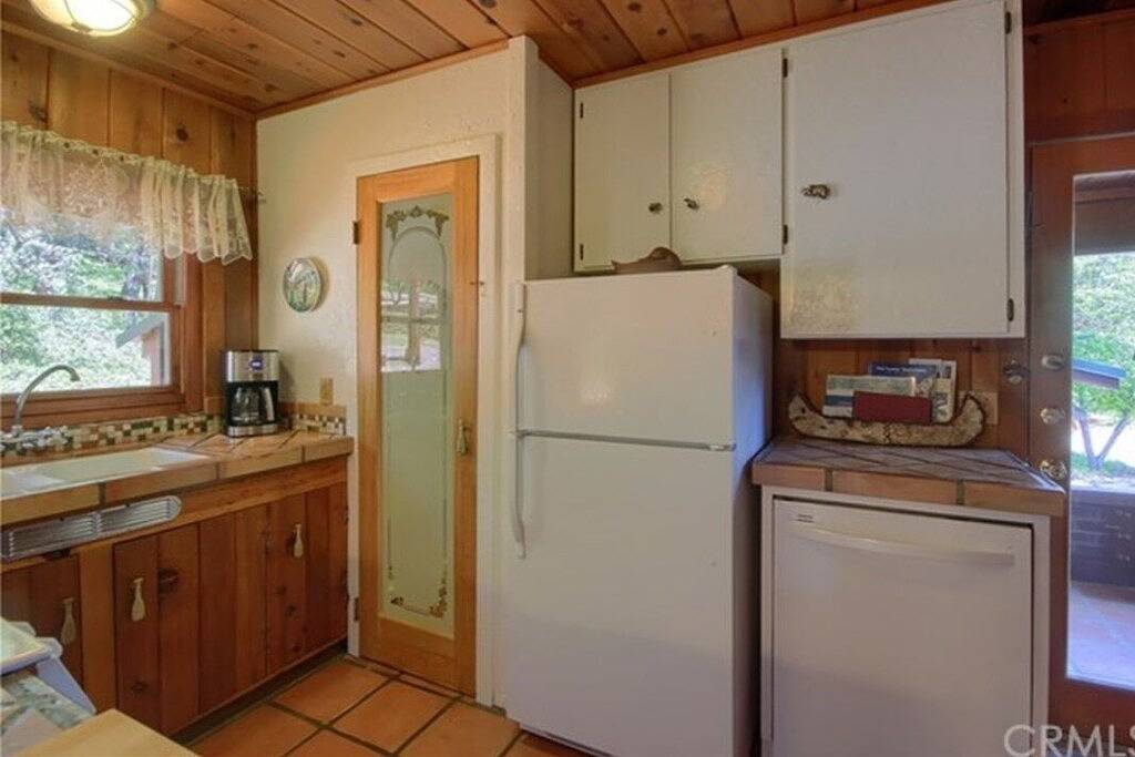 Hütte im Stil der 1940er Jahre mit modernen Annehmlichkeiten. 5 Minuten zum See in Bass Lake