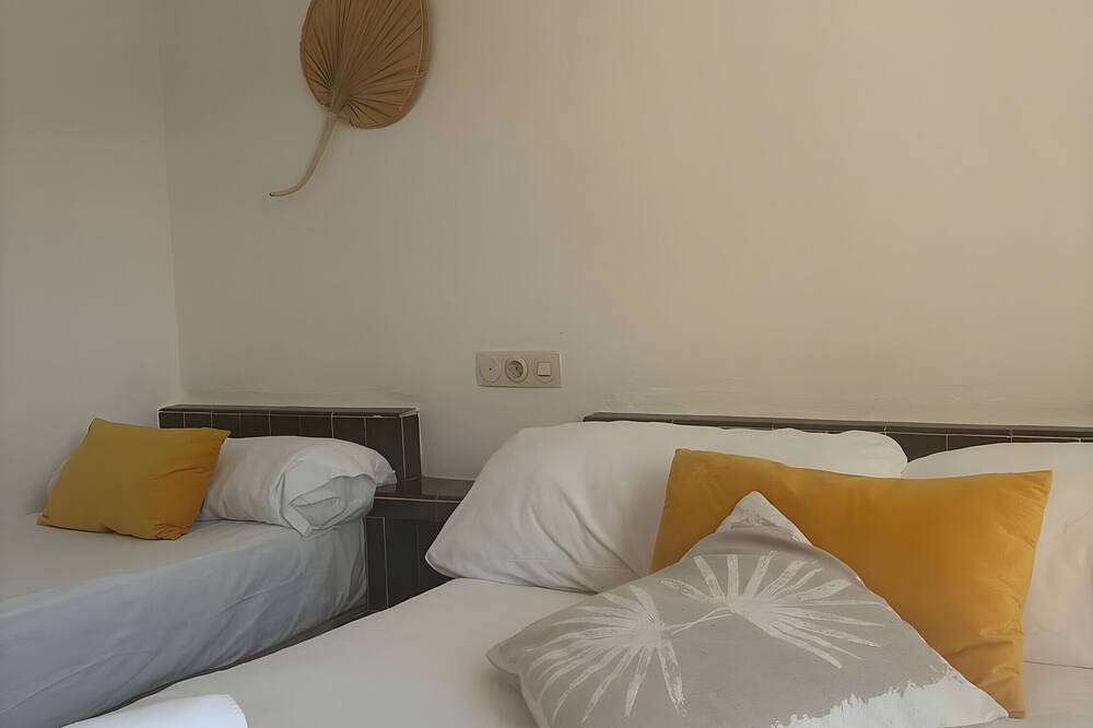 Apartment 'Vista Jardi5C' with Sea View, Wi-Fi and Air Conditioning in Cala Portinatx, Sant Joan de Labritja