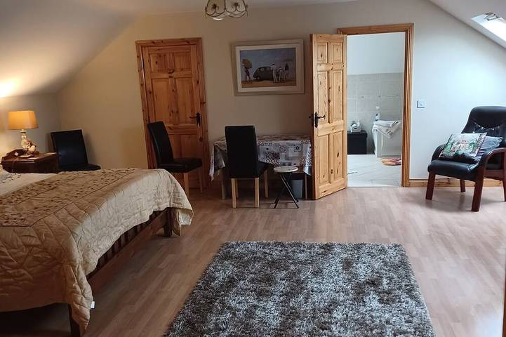Deluxe double bedroom in a picturesque location just 25 minutes from Galway City in County Galway