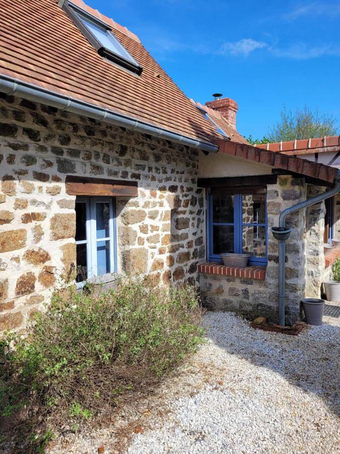 Location de vacances pour 3 personnes, avec piscine ainsi que vue et jardin à Saint-Denis-de-Villenette