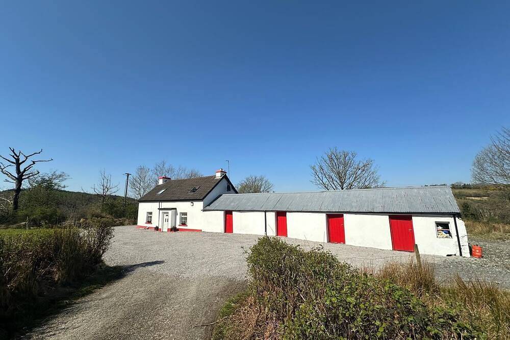 Lovingly restored 19th-century Bluestack Mountain farm-cottage hideaway in Eanymore Electoral Division, Donegal