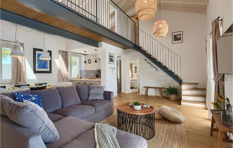 Location de vacances pour 10 personnes, avec piscine à Tinjan