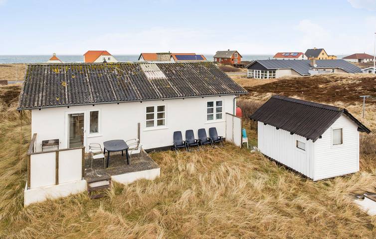 Ferieudlejning for 4 personer, med Terrasse og Have i Lild Strand