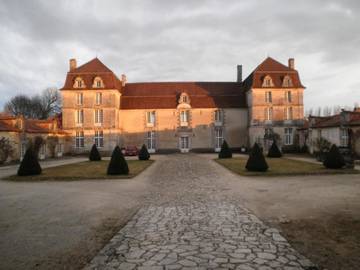 Gîte pour 8 personnes, avec jardin et piscine, animaux acceptés à Champagne-et-Fontaine