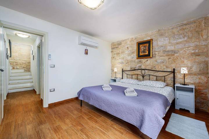 Location de vacances pour 4 personnes, avec jardin à Tinjan - 3