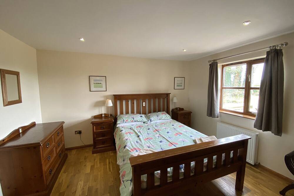 Beech - 2 bedroom lakefront cottage with fishing, indoor pool & hot tub in Cornwall