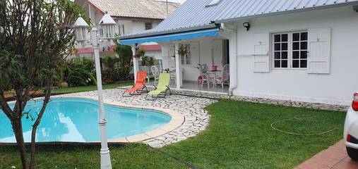 Chambre d’hôte pour 2 personnes, avec piscine ainsi que jardin et vue à Saint-Benoît