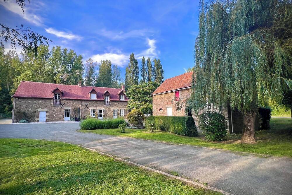 Maison de charme 14 pers – piscine & grange privée in Moulins-le-Carbonnel, Parc naturel régional Normandie-Maine