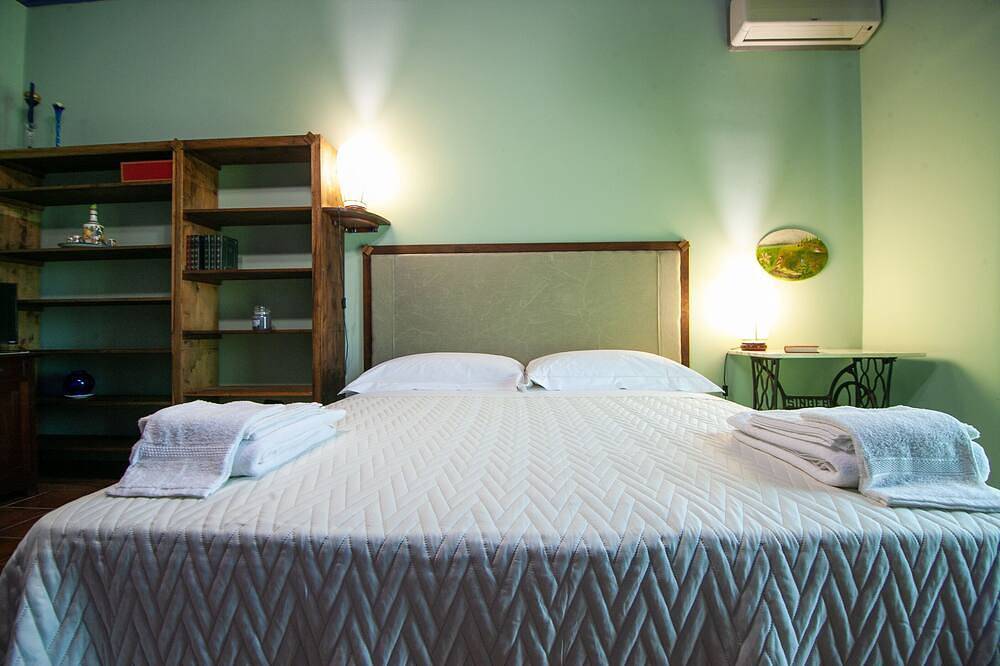 Entire apartment, In Naca - Castello Maniace Ortigia Wifi in Spiaggetta di Cala Rossa, Syracuse