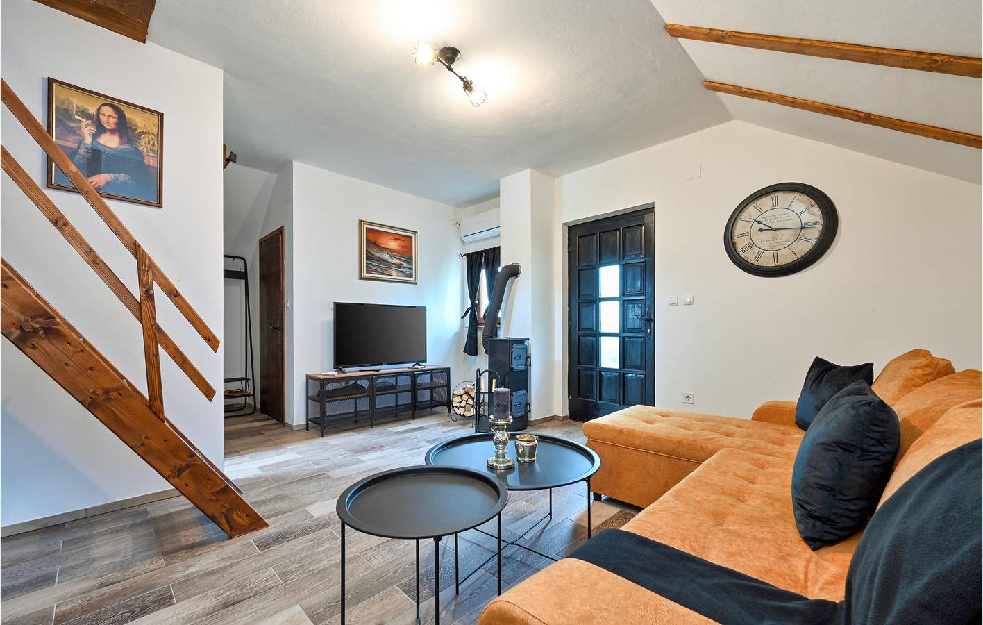 Gemütliche 90 m² große Ferienwohnung mit WLAN, Pool, Terrasse und Grill, 2 km vom Fluss Zelina entfernt in Zagreb und Umgebung