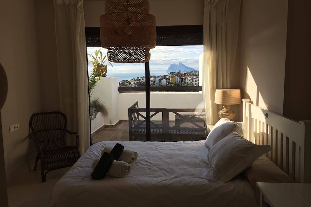 Hel lejlighed, Beautiful Sea View Apartment Facing Gibraltar and Morroco in Playa de La Alcaidesa, San Roque