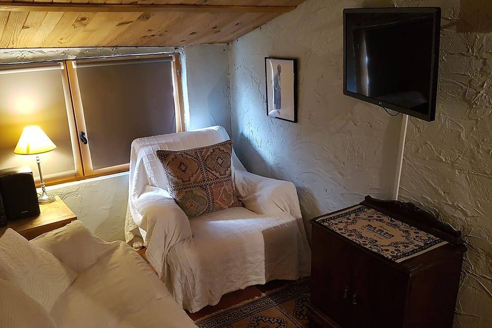 Cosy village house with amazing views of Mount Canigou. in Rodès, Prades region