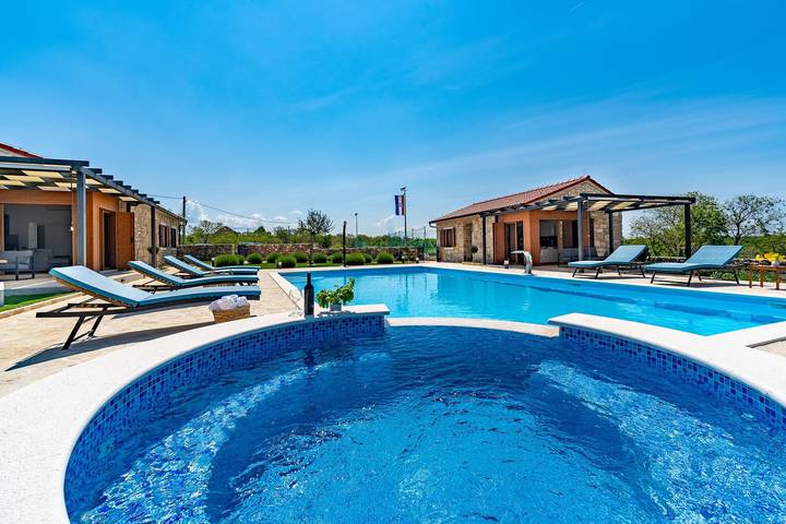 Promina-Luxusvilla mit 72 m2 beheiztem Pool, Whirlpool, Infrarotsauna, Tennisplatz, Medienraum in Dalmatinisches Zagora