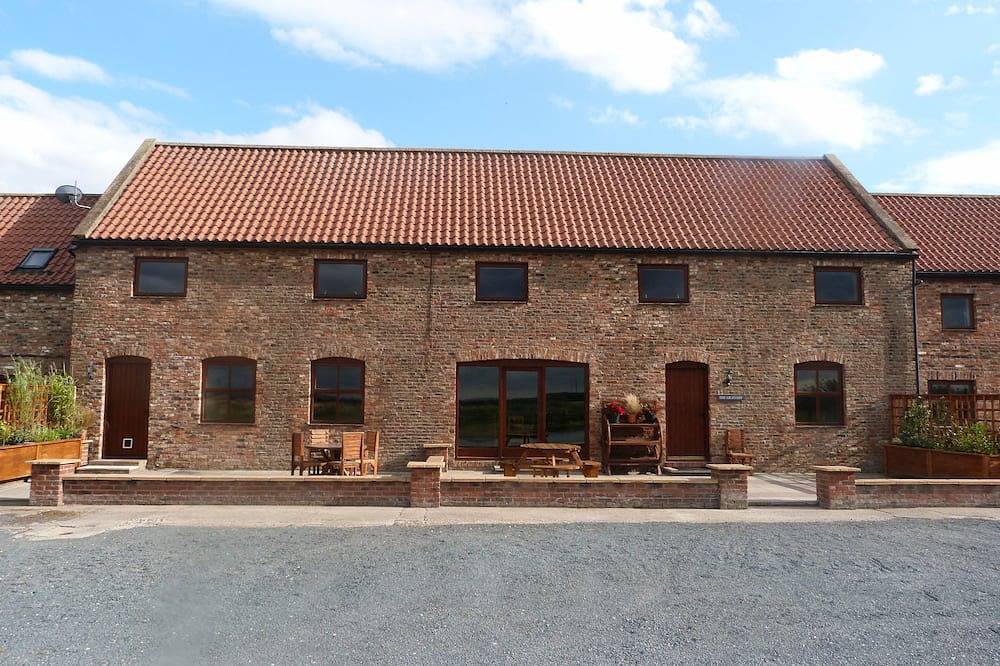 The Granary Barn, Sleeps 10, has Endless Character & Charm in a Rural Setting... in Hornsea, East Riding of Yorkshire