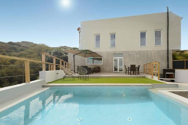 Chalet para 13 personas, con Balcón y Terraza además de Jardín y Piscina en Moya