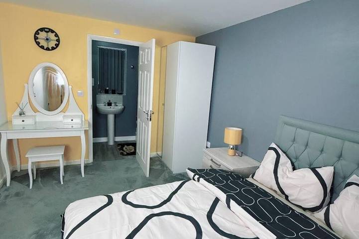 Ellas Stays 3 Bedroom Detached house in Farnworth Bolton, Greater Manchester. in Bolton, Grand Manchester