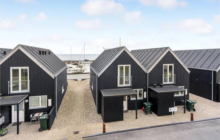 Ferieudlejning for 4 personer, med Terrasse og Udsigt i Lohals