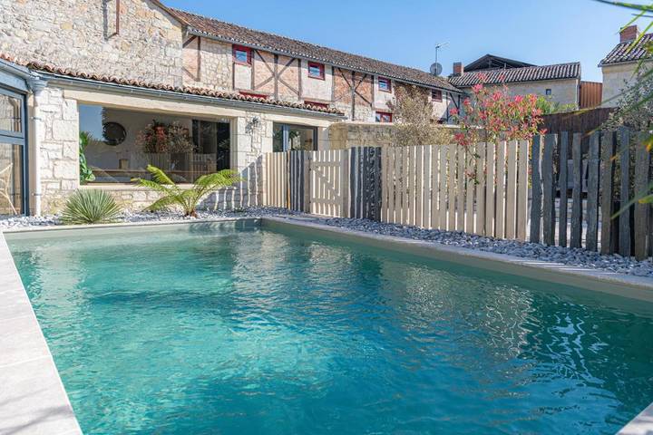 Gîte pour 15 personnes, avec piscine et jardin, animaux acceptés dans Forges (Doué-en-Anjou)