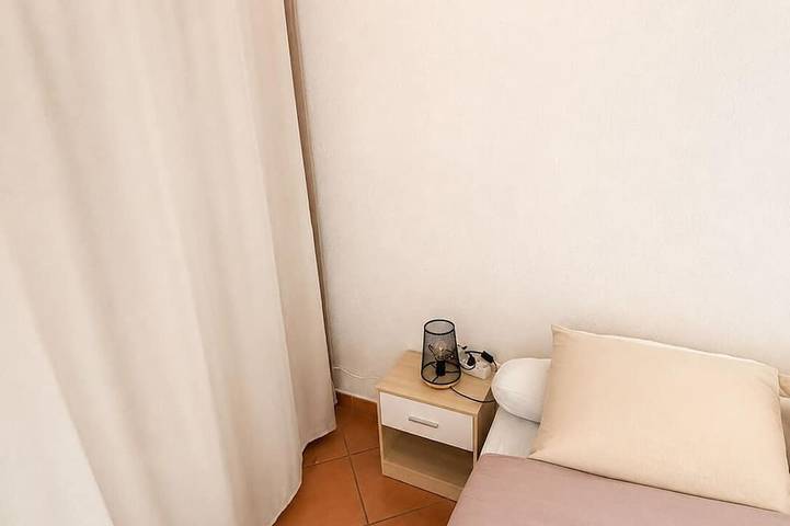 Ganze Wohnung, One-bedroom apartment in the city center with a terrace, parking, and a view of the river in Bédarieux, Béziers und Umgebung