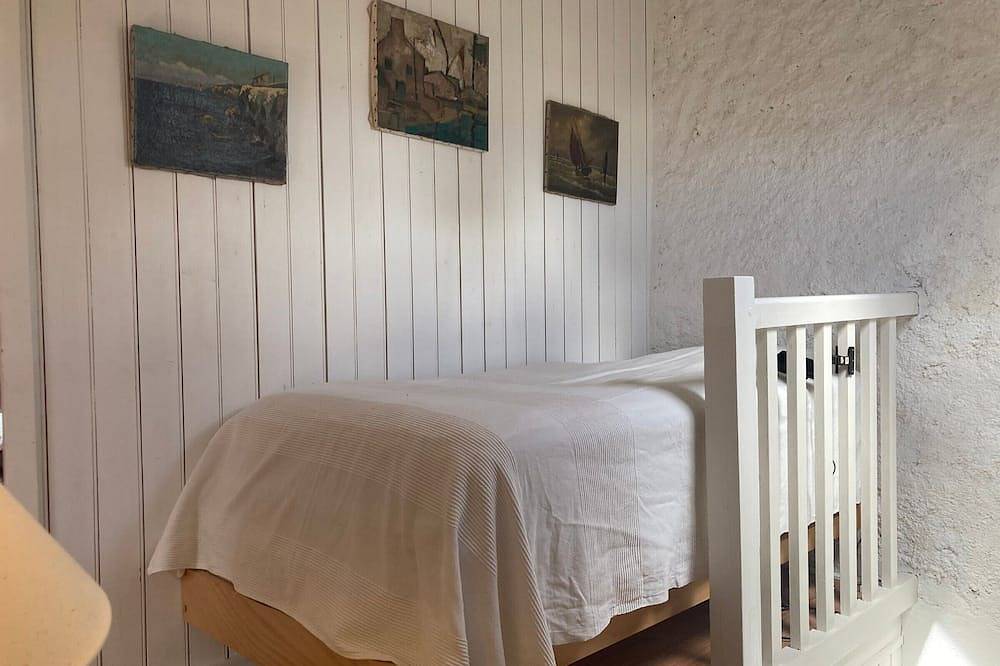 3-bedroom house, 1800m² garden, pets allowed in Locmaria, Côte des Mégalithes