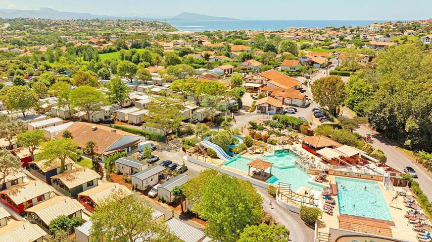Camping für 4 Personen, mit Terrasse und Pool in Aquitanien