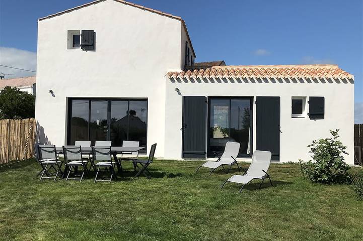Location de vacances pour 8 personnes, avec terrasse et jardin dans Plage de la Clère
