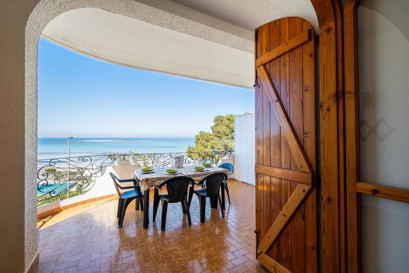 Casa vacanze 'Villa Gaudì - Güell' con vista mare, Wi-Fi e aria condizionata in Sant'Isidoro, Golfo di Taranto