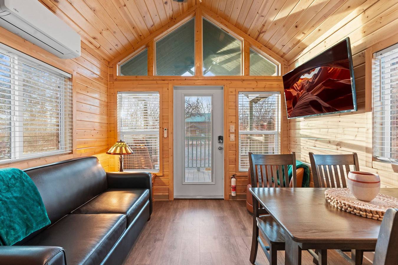 Entire apartment, New Moondance Majestic Mini Cabin Cathedral Rock in Oak Creek Canyon