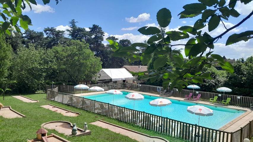 Location de vacances pour 4 personnes, avec Terrasse et Jardin ainsi que Piscine et Vue à Goujounac