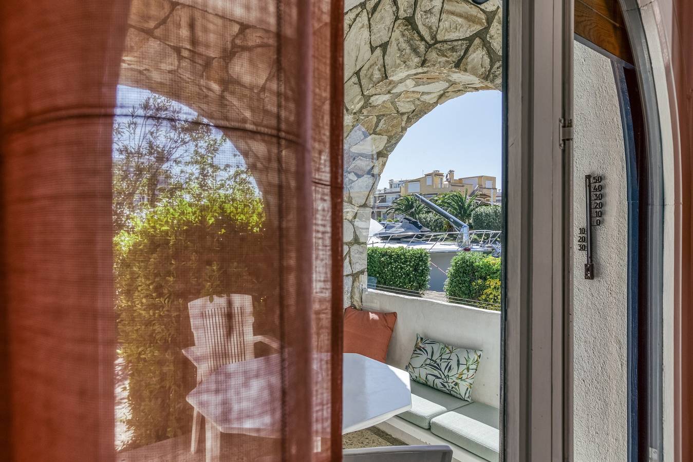 Maison de vacances 'Art-apartamentos Revilla Tacke H' avec terrasse privée, jardin partagé et Wi-Fi. in Empuriabrava, Haut-Ampurdan