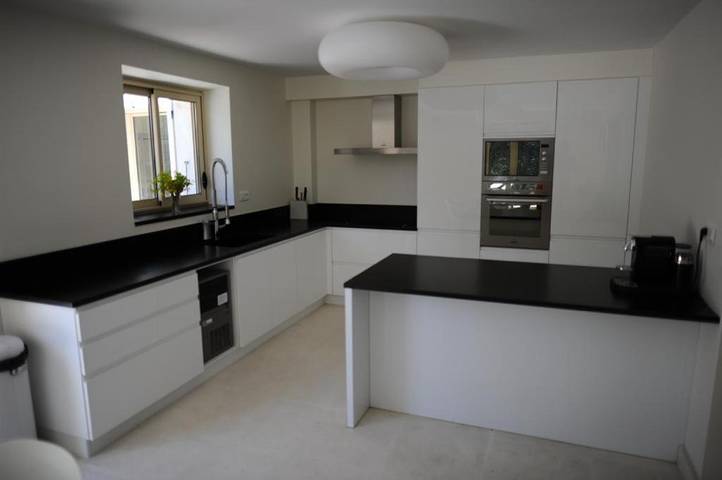 Location de vacances pour 10 personnes, avec vue ainsi que terrasse et piscine à Mornas