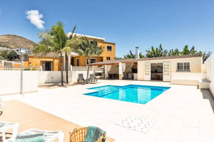 Ferienhaus für 7 Personen, mit Balkon und Terrasse sowie Garten und Pool