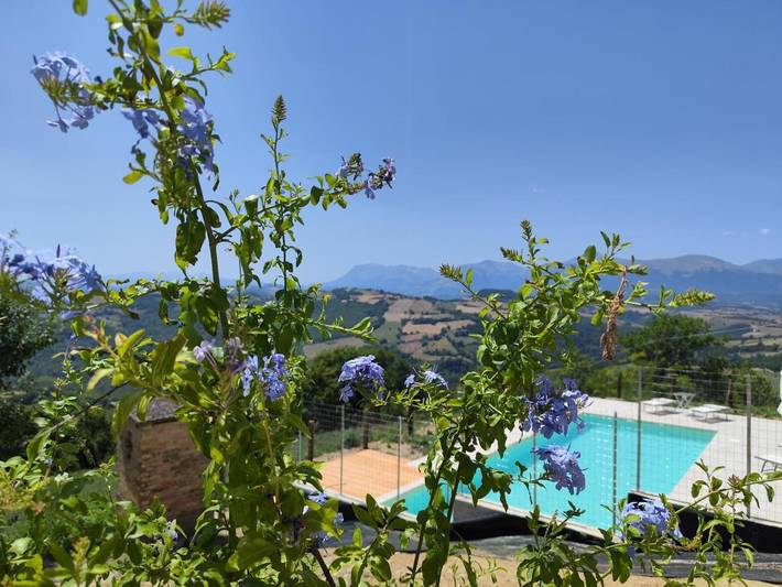 Agriturismo per 5 persone, con terrazza e piscina nonché giardino e panorama a Penna San Giovanni