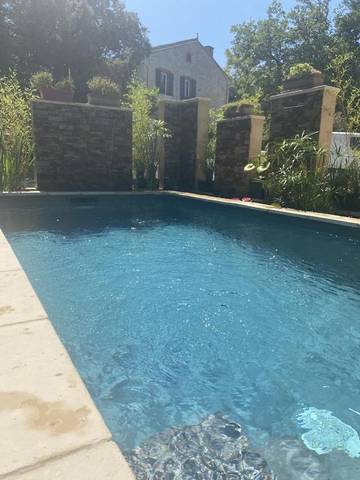 Cottage pour 2 personnes, avec jardin ainsi que piscine et jacuzzi à Séguret