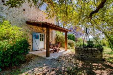 Camping pour 4 personnes, avec bassin pour enfant et terrasse dans les Gorges du Verdon