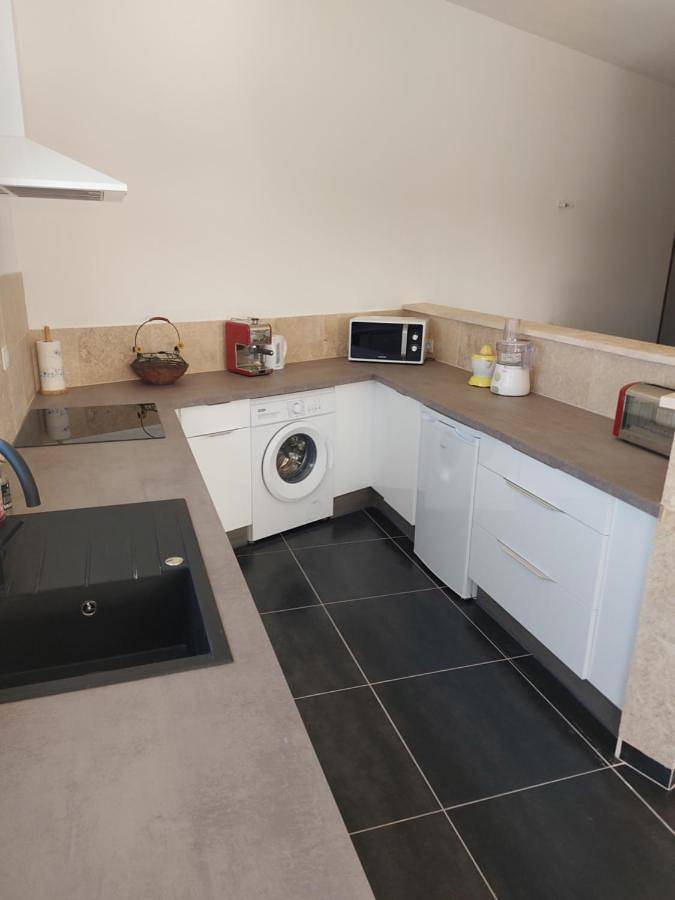 Appartement entier, One-Bedroom Apartment in Aimargues, Côte méditerranéenne (France)