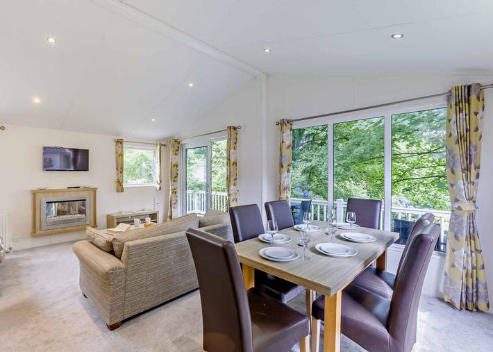 Prestige Lodge with parking, ensuite & decking in Bowness-on-Windermere, Lake District