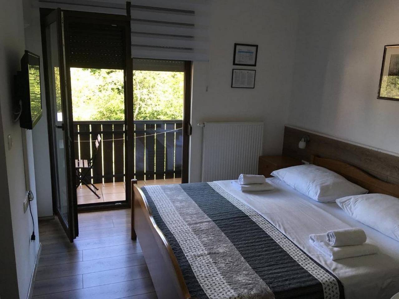 Ganze Wohnung, Guesthouse Family Bosnic - Duplex Family Room with Balcony - Gallery - 1 in Smoljanac, Plitvicer Seen