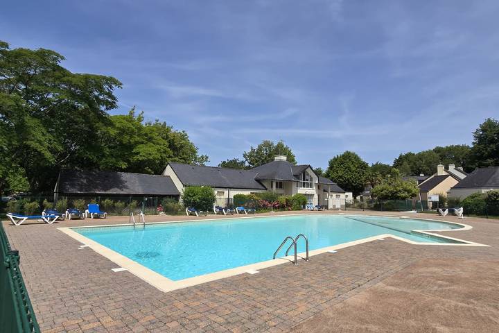 Location de vacances pour 4 personnes, avec jardin ainsi que terrasse et piscine, adapté aux familles à Ploemel - 4