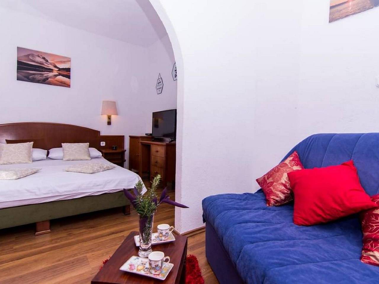 Ganze Ferienwohnung, Studioappartement Esthera 2 mit Balkon in Strandnähe in Okrug Donji, Ciovo