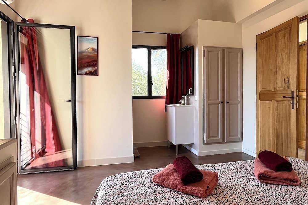 Modern village house with heated swimming pool and superb view of the Luberon. in Goult, Regionaler Naturpark Luberon