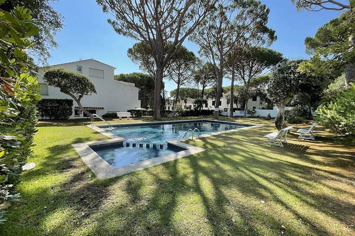 Ferienhaus für 10 Personen, mit Garten und Pool sowie Balkon, mit Haustier