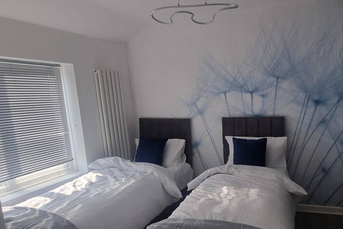 3Bed House Sleeps 5 - Parking, Garden, Wifi in Slough, Berkshire