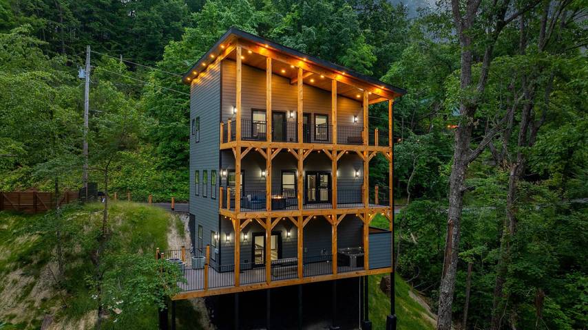 Vacation rental for 13 people, with terrace and yard as well as pool in Gatlinburg